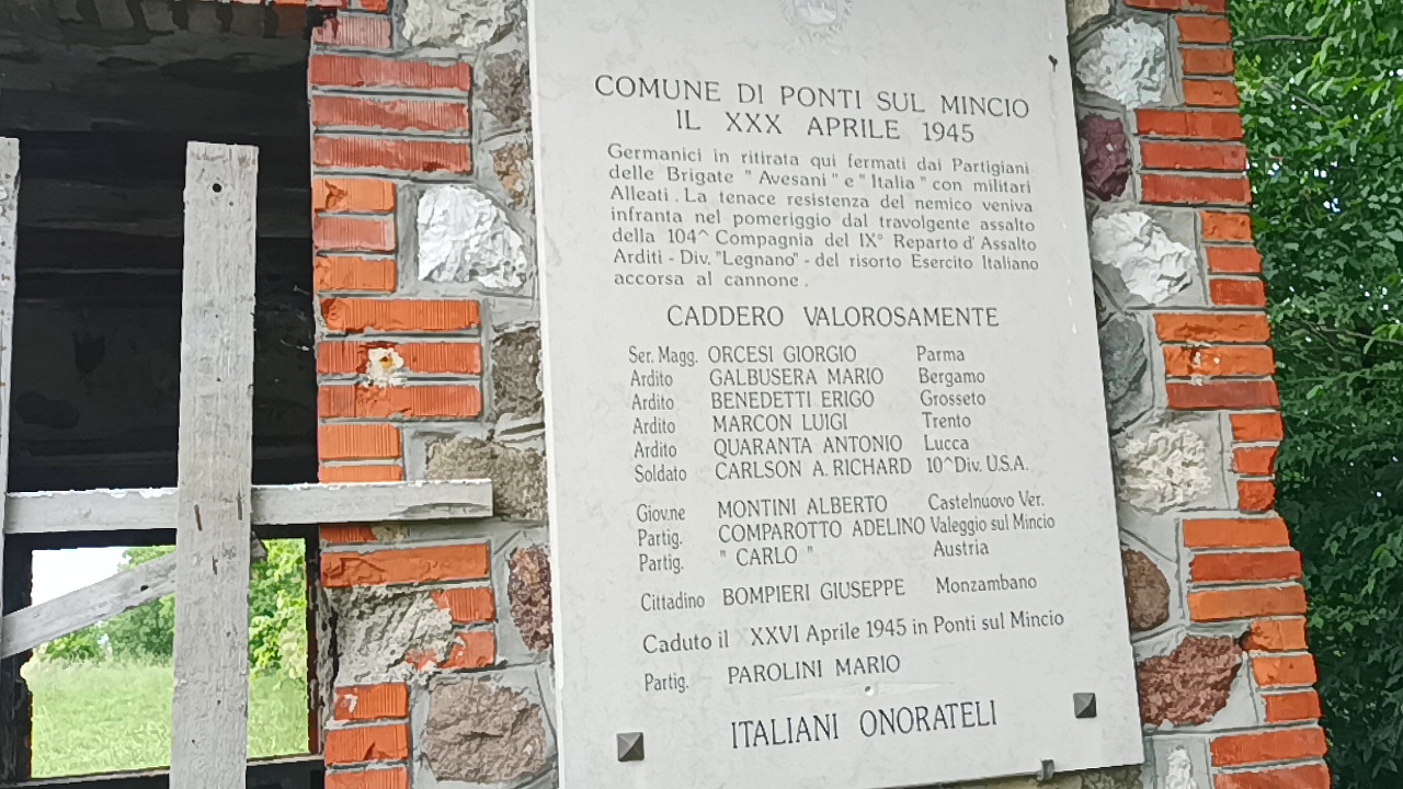 Lapide commemorativa sul Casale ultima battaglia 1945 Lapide commemorativa sul Casale ultima battaglia 1945