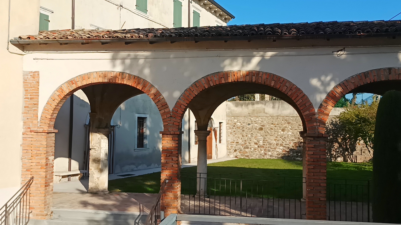 Villa Sacco presso canonica ex sede di catechismo fino agli anni 90 Ponti sul Mincio Villa Sacco presso canonica