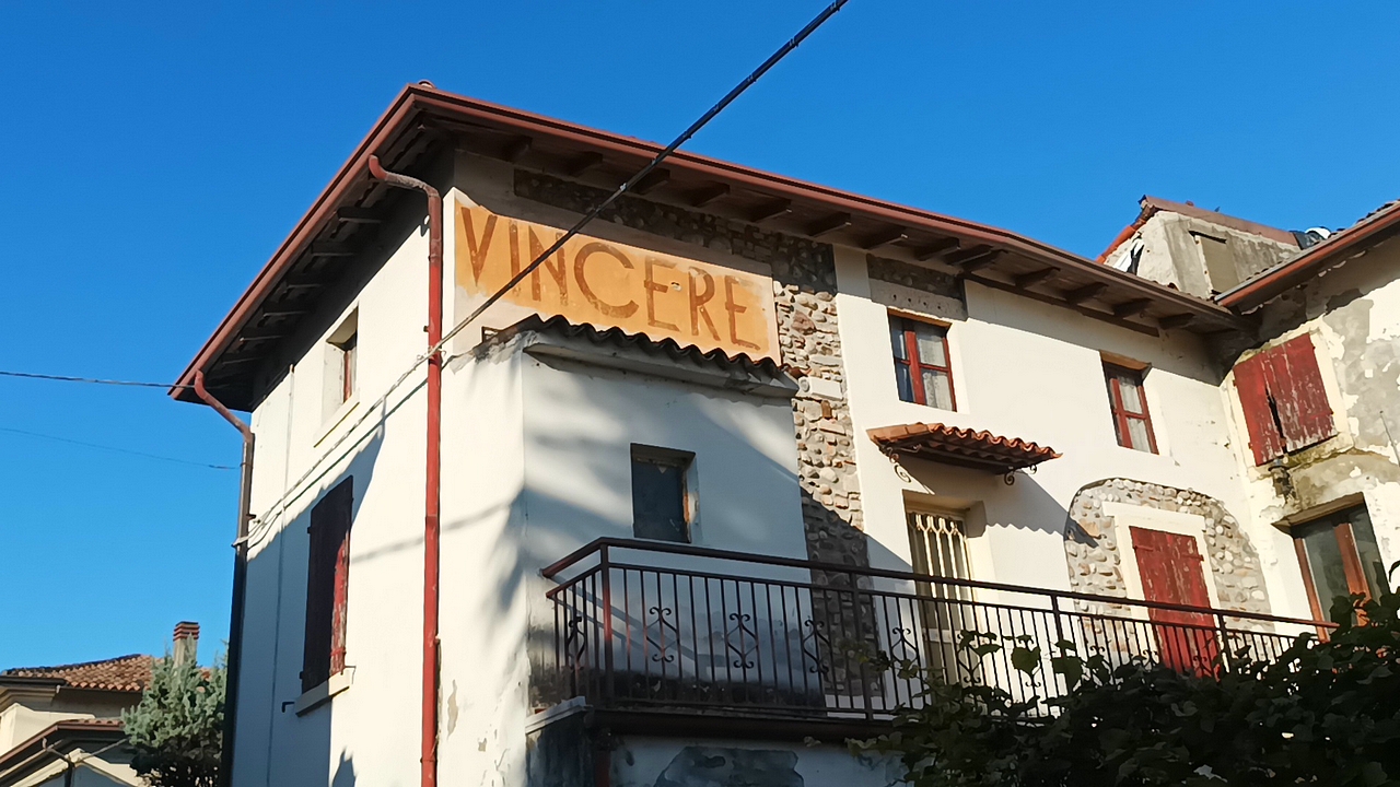 Scritta di guerra Vincere su casa a Ponti sul Mincio Scritta di guerra Vincere su casa a Ponti sul Mincio