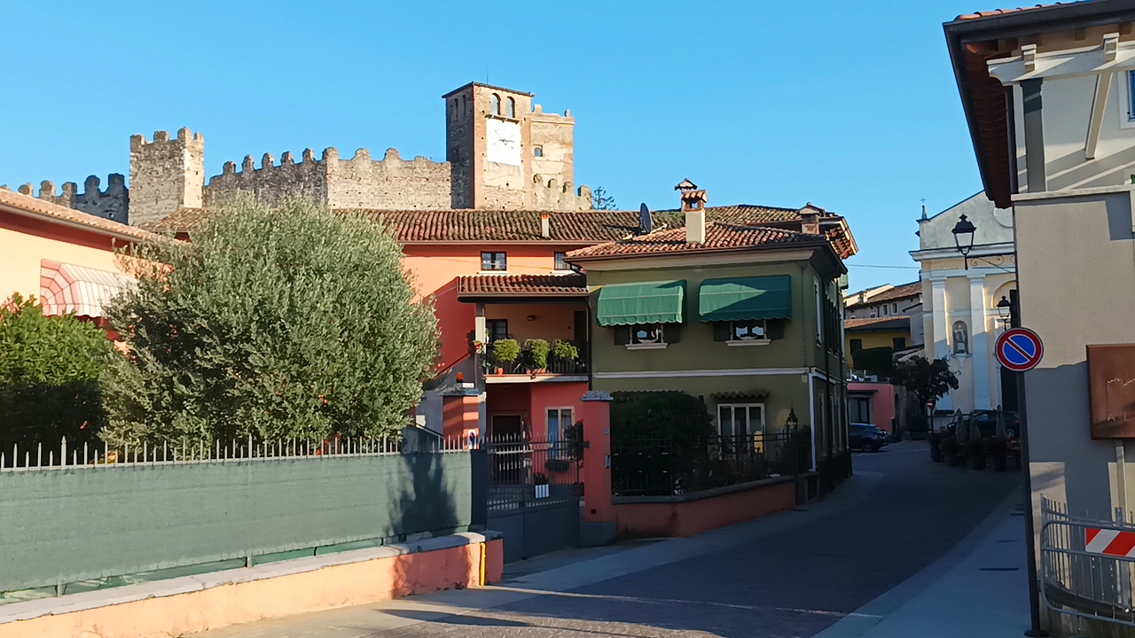 Il castello da via Marconi Il castello da via Marconi