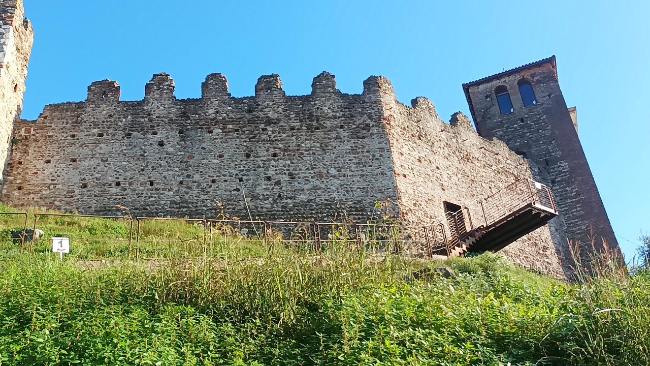 Mura del castello scaligero Mura del castello scaligero