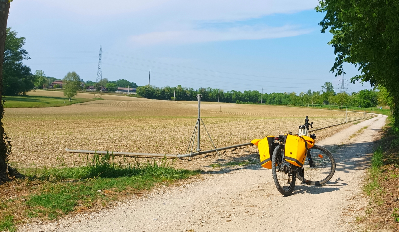 In mountain bike attraverso desolate campagne mantovane
