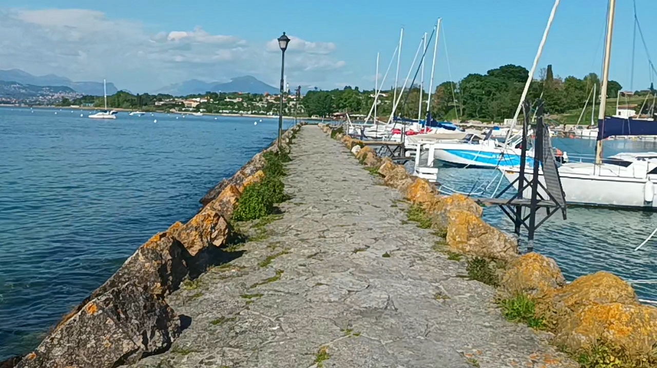 In bicicletta lungo le spiagge del lago di Garda